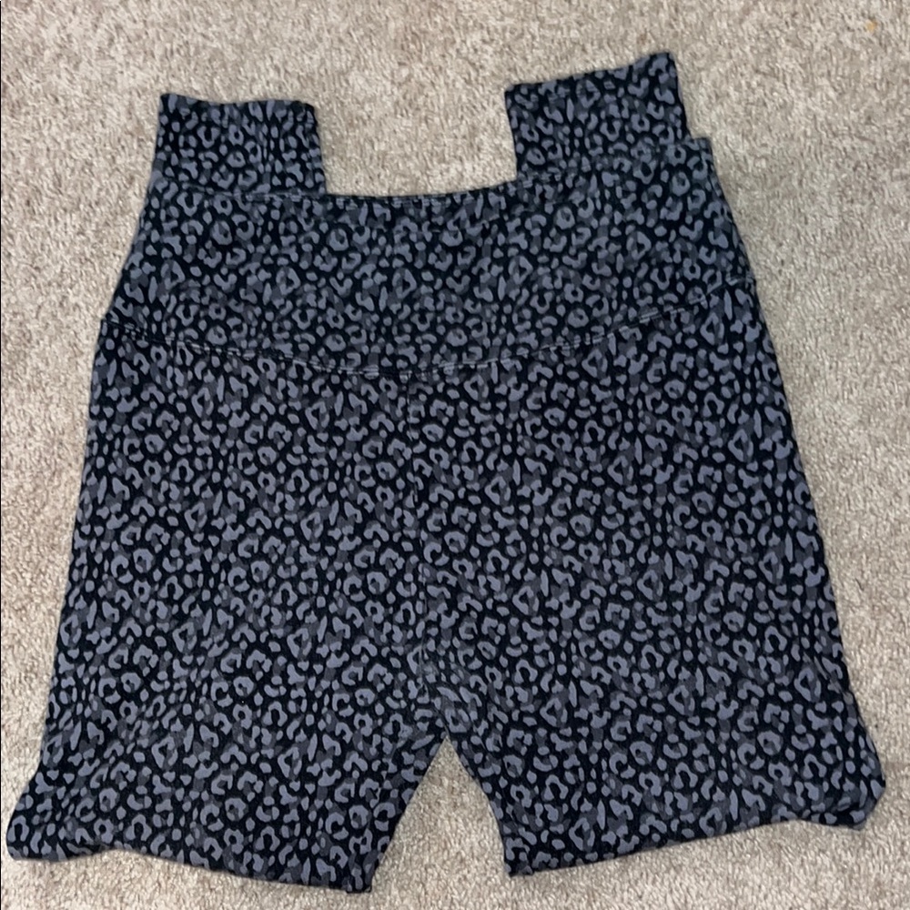 SOFT SURROUNDINGS Black and Gray Animal Print leggings